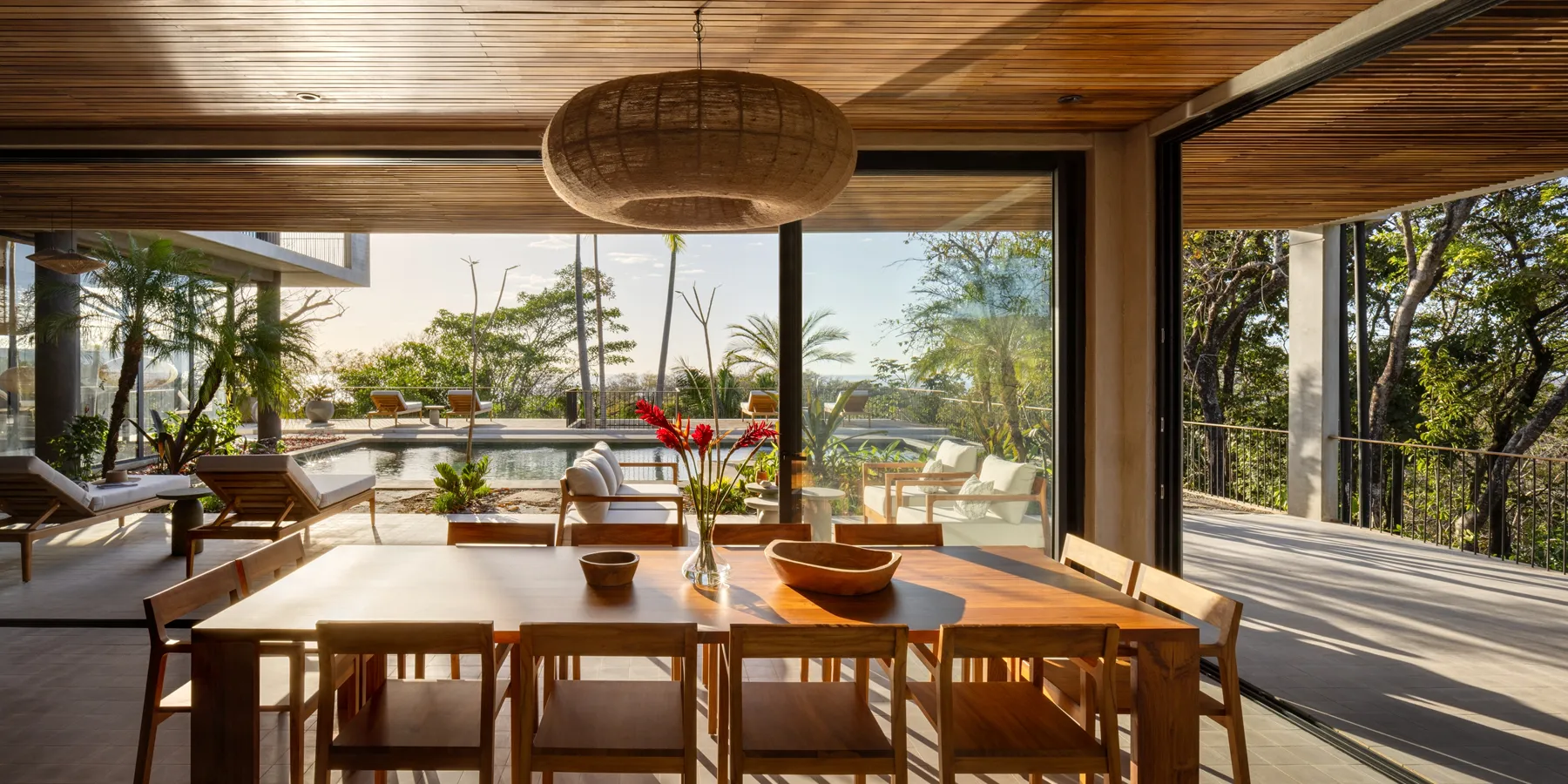 Villa Aravis dining area with pool view, Nosara